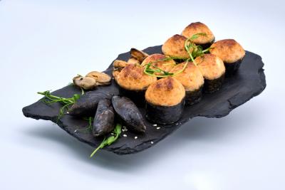 Экстра ролл запечённый с Мидиями